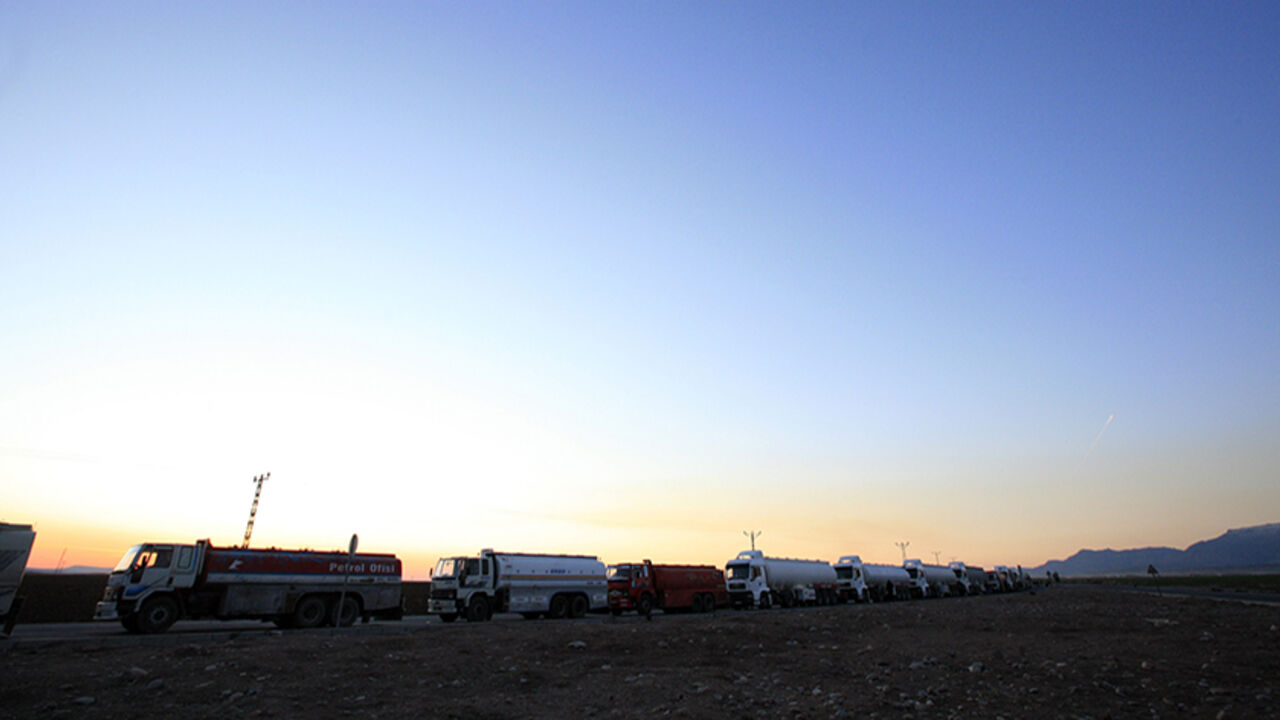 To match feature TURKEY-IRAQ/CONFLICT Turkish trucks and tankers, shuttling between Turkey and Iraq, queue on a road leading to the Habur border gate in southeastern Turkey, before crossing into Iraq with their goods, February 23, 2008. Turkey's exports to Iraq jumped nine percent last year to $2.8 billion and its influence can be felt across northern Iraq in the form of supermarkets, consumer goods, construction firms and traders from all over Turkey. To match feature TURKEY-IRAQ/CONFLICT REUTERS/Fatih Saribas (TURKEY) - RTR1XKEF