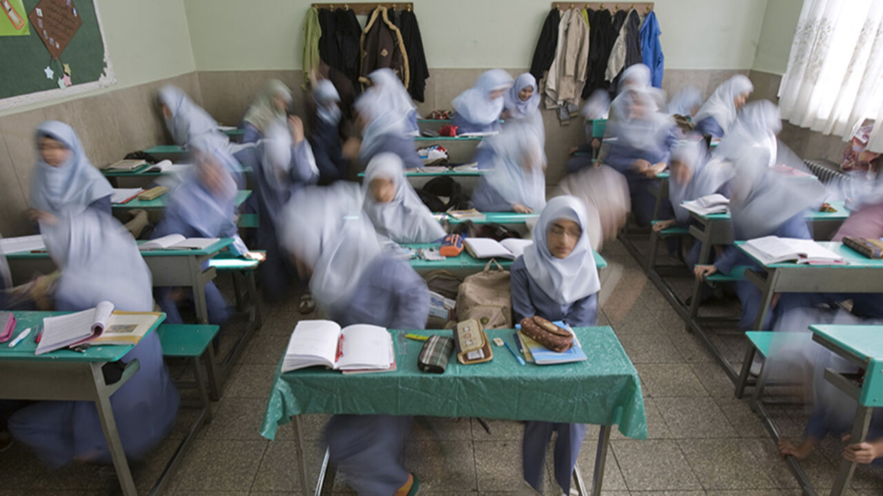 Iranian school girls move to safe places as they take part in an earthquake drill in Tehran Iranian school girls move to safe places as they take part in an earthquake drill in Tehran November 29, 2008. REUTERS/Morteza Nikoubazl (IRAN) - RTR2230X