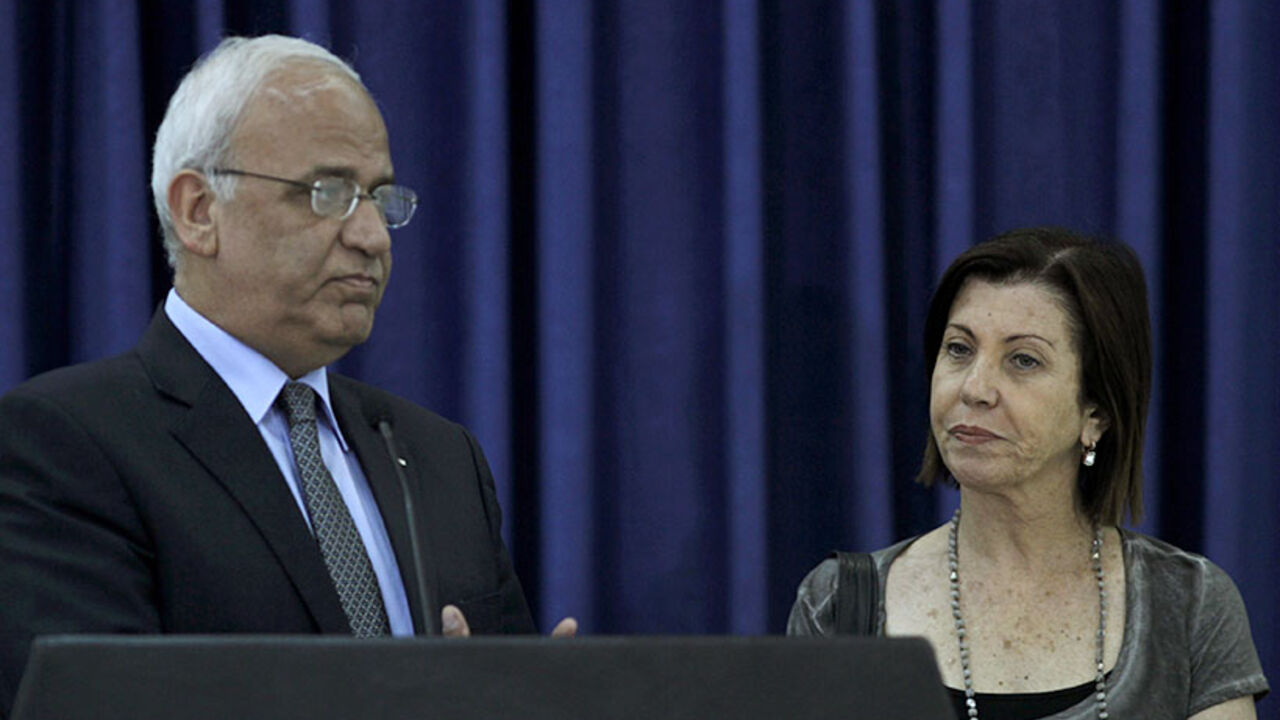Chief Palestinian negotiator Erekat and Israeli lawmaker Gal-On give a statement in Ramallah Chief Palestinian negotiator Saeb Erekat (L) and Israeli lawmaker Zahava Gal-On, leader of the left-wing Meretz party, give a statement to the media in the West Bank city of Ramallah August 26, 2012. REUTERS/Mohamad Torokman (WEST BANK - Tags: POLITICS) - RTR3754Z