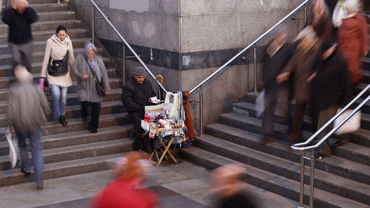 TURKEY-UNEMPLOYMENT/ A street vendor waits for customers in Istanbul November 26, 2012. Through a decade of almost uninterrupted expansion, in which Turkey has established its economic and diplomatic clout as a Muslim democracy bridging Europe and the Middle East, the gap between the rich and poor has barely budged. Picture taken November 26, 2012. To match TURKEY-UNEMPLOYMENT/ REUTERS/Murad Sezer (TURKEY - Tags: BUSINESS EMPLOYMENT POLITICS) - RTR3AYYA