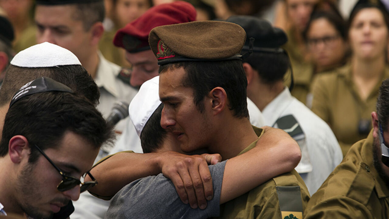 An Israeli soldier from Golani Brigade mourns during funeral for fallen comrade in Jerusalem An Israeli soldier from the Golani Brigade mourns during the funeral for fallen comrade Max Steinberg at Mount Herzl military cemetery in Jerusalem July 23, 2014. Steinberg, a 23 year-old American from California's San Fernando Valley, was among 13 Israeli Defense Forces soldiers killed on Sunday during fighting in Gaza. REUTERS/Siegfried Modola (JERUSALEM - Tags: CONFLICT POLITICS CIVIL UNREST MILITARY) - RTR3ZTAC