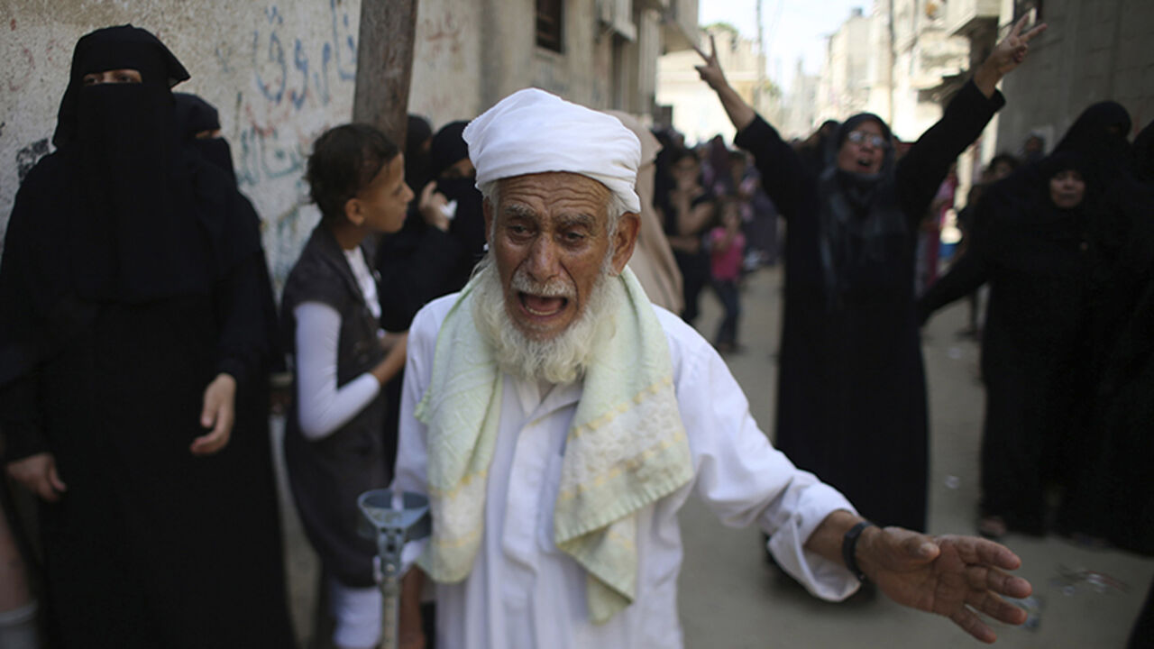 Relatives of Palestinian man Naja, whom medics said was killed in an Israeli air strike, mourn during his funeral on the Muslim holiday of Eid al-Fitr in Khan Younis Relatives of Palestinian man Hussien Abu al-Naja, whom medics said was killed in an Israeli air strike, mourn during his funeral on the Muslim holiday of Eid al-Fitr in Khan Younis in the southern Gaza Strip July 28, 2014. One of the most joyous days in the Muslim calendar, the holiday of Eid al-Fitr was marked on Monday by tears and sorrow in the Gaza Strip, left battered by three weeks of merciless fighting between Israel and Hamas Islamists. REUTERS/Ibraheem Abu Mustafa (GAZA - Tags: POLITICS CIVIL UNRES