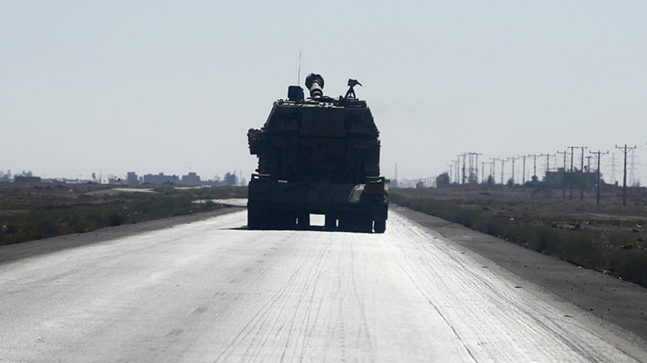 A Jordanian trailer carrying a military tank drives along a road in Ruweished, near Jordan's eastern border with Iraq A Jordanian trailer carrying a military tank drives along a road in Ruweished, near Jordan's eastern border with Iraq, east of Amman June 23, 2014. Sunni tribesmen took control of a border crossing between Iraq and Jordan after Iraq's army pulled out of the area following clashes with rebels, Iraqi and Jordanian intelligence sources said on Monday. It was not immediately clear if the tribesmen's seizure of the Turaibil crossing, the only legal crossing point between Iraq and Jordan, late on Sunday was part