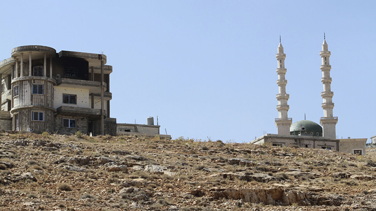Damage is seen on a building and a mosque from the fighting between Lebanese army soldiers and Islamist militants, in the Sunni Muslim border town of Arsal, in eastern Bekaa Valley Damage is seen on a building and a mosque from the fighting between Lebanese army soldiers and Islamist militants, in the Sunni Muslim border town of Arsal, in eastern Bekaa Valley August 7, 2014. Militant Islamists have mostly withdrawn from the Lebanese border town of Arsal, which they seized at the weekend, taking with them captive Lebanese soldiers, militant and security sources said on Thursday, as a truce to end the deadly battle appeared to hold. REUTERS/Ahmad Shalha (LEBANON - Tags: POLITICS CIVIL U