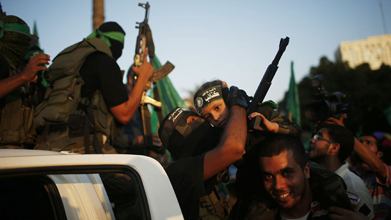 Hamas militants celebrate with people in what they said was a victory over Israel, in Gaza City Hamas militants celebrate with people in what they said was a victory over Israel, in Gaza City August 27, 2014. An open-ended ceasefire in the Gaza war held on Wednesday as Prime Minister Benjamin Netanyahu faced strong criticism in Israel over a costly conflict with Palestinian militants in which no clear victor emerged.
REUTERS/Mohammed Salem (GAZA - Tags: CIVIL UNREST CONFLICT POLITICS) - RTR43ZYV