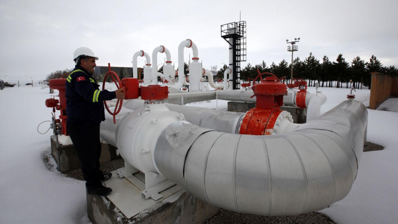 A worker checks the valve gears in a natural gas control centre of Turkey's Petroleum and Pipeline Corporation A worker checks the valve gears in a natural gas control centre of Turkey's Petroleum and Pipeline Corporation, 35 km (22 miles) west of Ankara, February 14, 2012. REUTERS/Umit Bektas (TURKEY - Tags: BUSINESS ENERGY) - RTR2XU1J