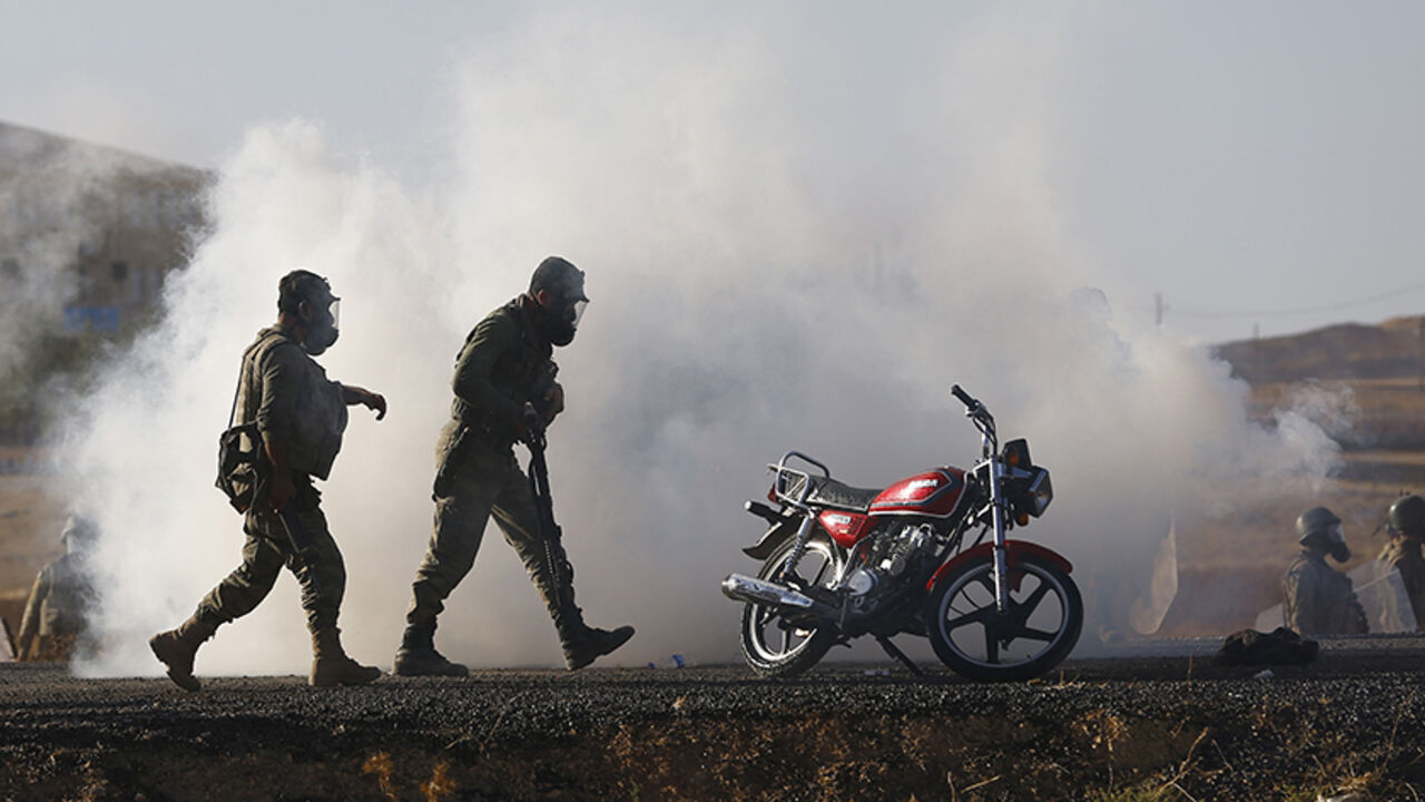 Turkish security forces use tear gas to disperse Turkish Kurds near the Mursitpinar border crossing near town of Suruc Turkish security forces use tear gas to disperse Turkish Kurds near the Mursitpinar border crossing on the Turkish-Syrian border, near the southeastern town of Suruc, September 26, 2014. Islamic State fighters tightened their siege of the strategic town of Kobani on Syria's border with Turkey on Friday, pushing back Kurdish forces and sending at least two shells into Turkish territory, witnesses said. Several hundred unarmed protesters who had gathered on the Turkish side of the border in solidarity with th