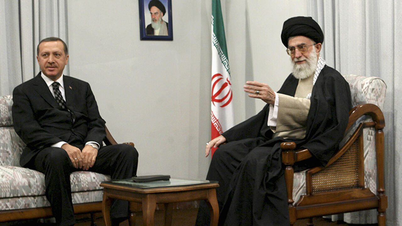 Iran's Supreme Leader Ayatollah Ali Khamenei (R) speaks with Turkish officials while meeting Turkey's Prime Minister Tayyip Erdogan in Tehran December 3, 2006. REUTERS/ISNA (IRAN) - RTR1K0EK