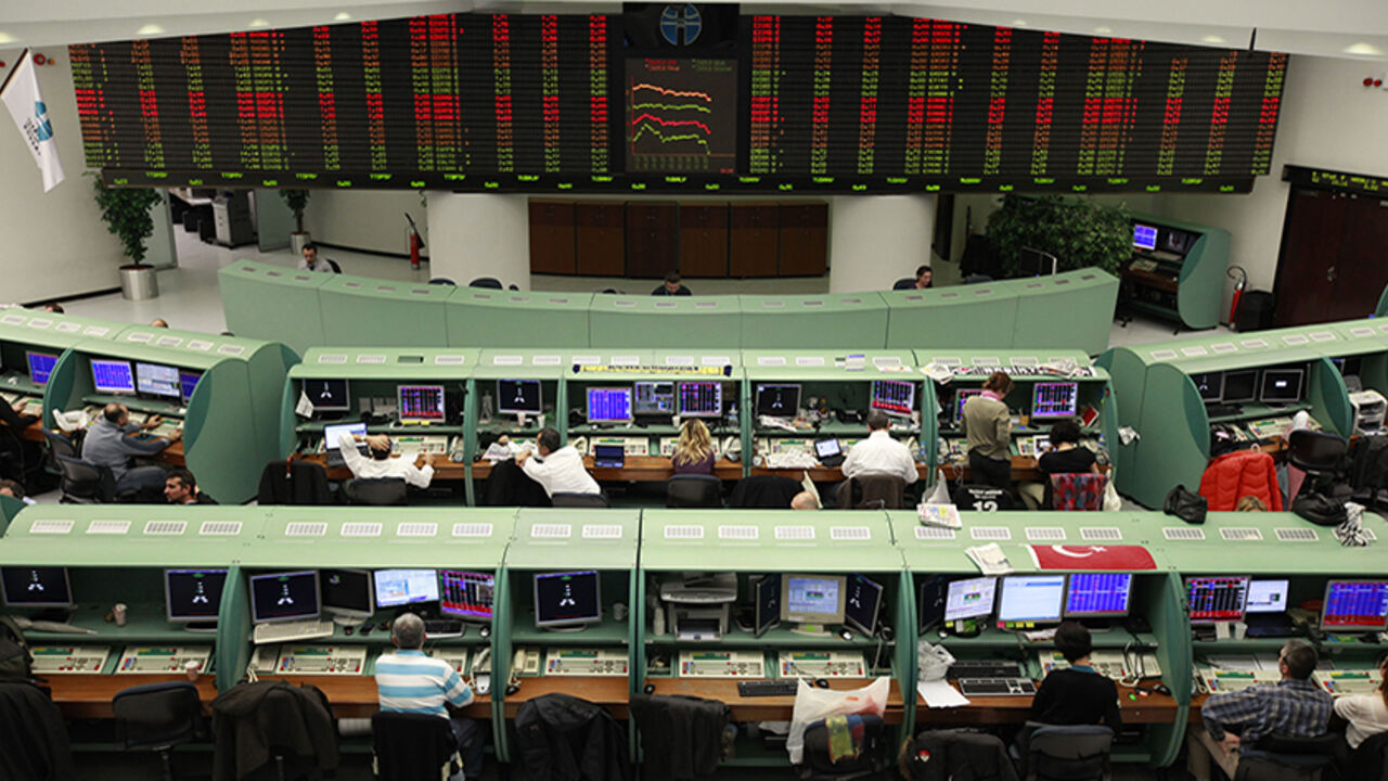 Traders work during the afternoon session at the Stock Exchange in Istanbul Traders work during the afternoon session at the Stock Exchange in Istanbul November 22, 2012. REUTERS/Osman Orsal (TURKEY - Tags: BUSINESS) - RTR3AQKN