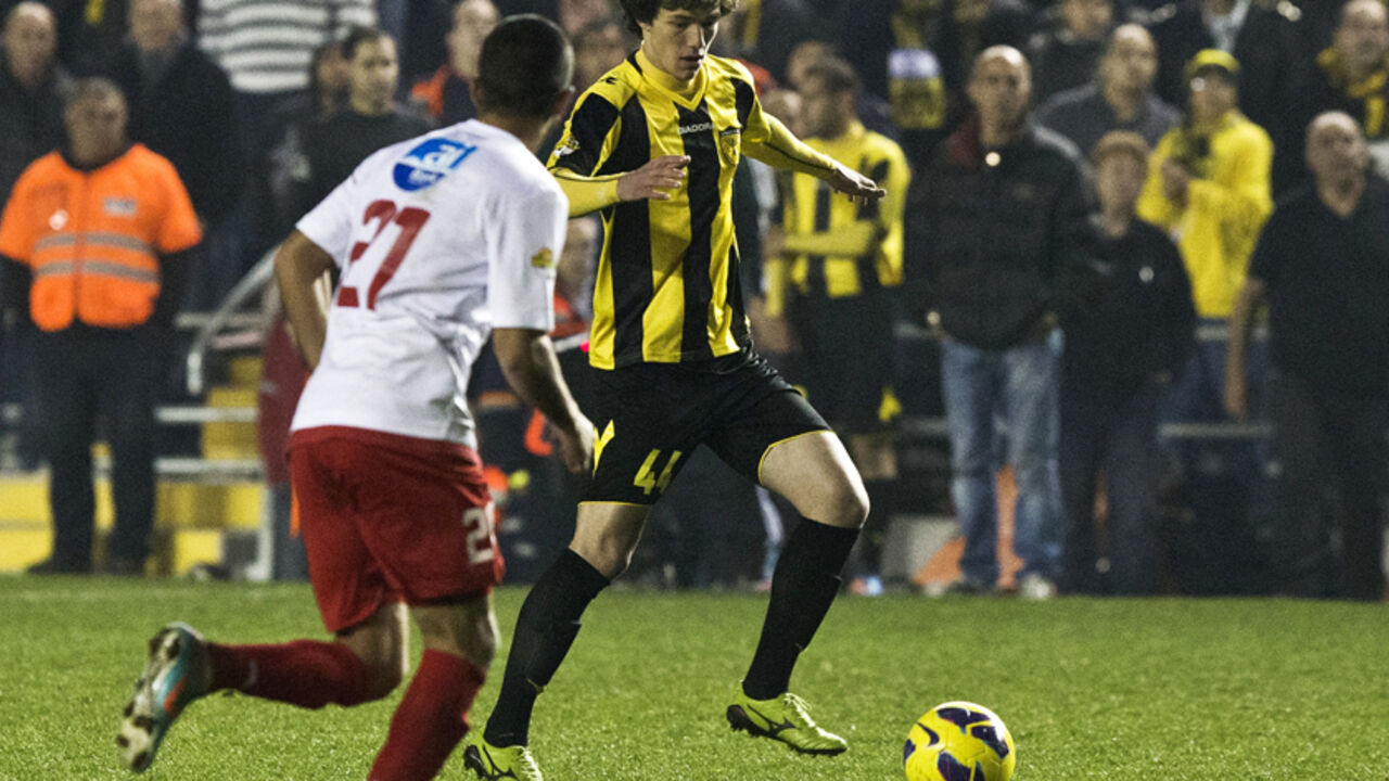 Beitar Jerusalem's new player Dzhabrail Kadiyev plays during a match against Bnei Sakhnin as part of the Israeli Premier League, at Teddy Stadium in Jerusalem Beitar Jerusalem's new player Dzhabrail Kadiyev (R) plays during a match against Bnei Sakhnin as part of the Israeli Premier League, at Teddy Stadium in Jerusalem February 10, 2013. There was heightened security at Sunday's match following last week's arraignment of four fans in connection with racist incitement against the team's recruitment of Muslim players. REUTERS/Nir Elias (JERUSALEM - Tags: SPORT SOCCER POLITICS) - RTR3DLJ2