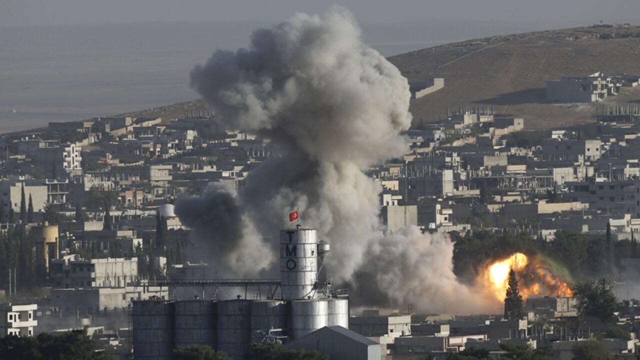 Smoke rises after an US-led air strike in the Syrian town of Kobani Smoke rises after an U.S.-led air strike in the Syrian town of Kobani Ocotber 10, 2014. Islamic State fighters advanced deeper into the Syrian town of Kobani on the Turkish border on Friday, taking almost complete control of an area where the local Kurdish administration is based, a group monitoring the violence reported. REUTERS/Umit Bektas (SYRIA - Tags: CIVIL UNREST MILITARY CONFLICT) - RTR49OPT