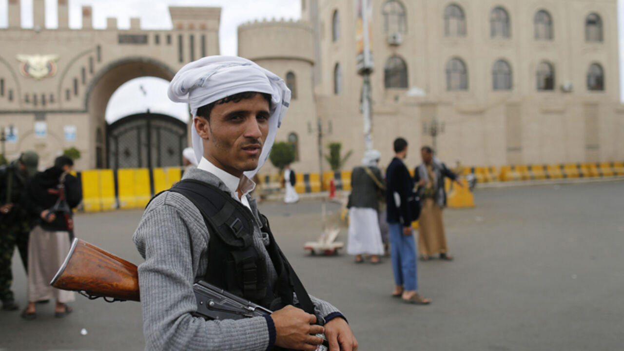 Shi'ite Houthi rebel mans a checkpoint in Sanaa A Shi'ite Houthi rebel mans a checkpoint in Sanaa October 9, 2014. The Houthi rebels who stunned the Arab world with the sudden seizure of Yemen's capital will have to strive to cement their power in the face of well-armed rivals, a test of strength that could tip the unstable country deeper into turmoil. Picture taken on October 9, 2014. To match Insight YEMEN-SECURITY. REUTERS/Khaled Abdullah (YEMEN - Tags: POLITICS CIVIL UNREST) - RTR4AAW1