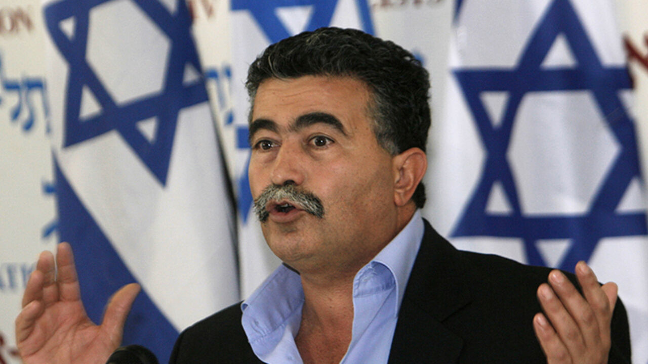 Israel's former defence minister Peretz speaks during a news conference in Tel Aviv Israel's former defence minister Amir Peretz speaks during a news conference in Tel Aviv, January 31, 2008, following the presentation of the Winograd Commission findings on Wednesday. Israeli newspapers forecast Prime Minister Ehud Olmert's survival on Thursday after a report criticised the army and his government's conduct during a 2006 war in Lebanon but offered him a political reprieve. REUTERS/Gil Cohen Magen (ISRAEL) - RTR1WI32