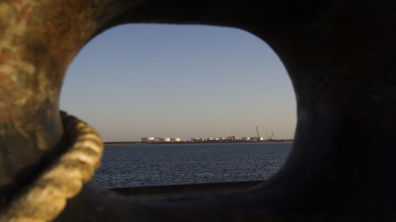A general view of an oil dock is seen from a ship at the port of Kalantari in the city of Chabahar EDITORS' NOTE: Reuters and other foreign media are subject to Iranian restrictions on leaving the office to report, film or take pictures in Tehran.
A general view of an oil dock is seen from a ship at the port of Kalantari in the city of Chabahar, 300km (186 miles) east of the Strait of Hormuz January 17, 2012. REUTERS/Raheb Homavandi (IRAN - Tags: SOCIETY) - RTR2WFMH