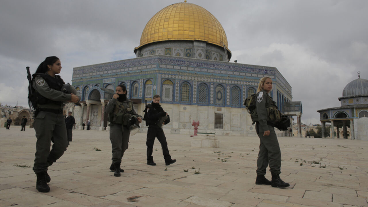Israeli border police officers walks in front of the Dome of the Rock in Jerusalem's Old City Israeli border police officers walks in front of the Dome of the Rock on the compound known to Muslims as Noble Sanctuary and to Jews as Temple Mount in Jerusalem's Old City November 5, 2014. Israeli security forces hurling stun grenades clashed with Palestinian stone-throwers at al-Aqsa mosque - a confrontation that has played out frequently over the past several weeks. REUTERS/Ammar Awad (JERUSALEM - Tags: POLITICS CIVIL UNREST RELIGION) - RTR4CY31