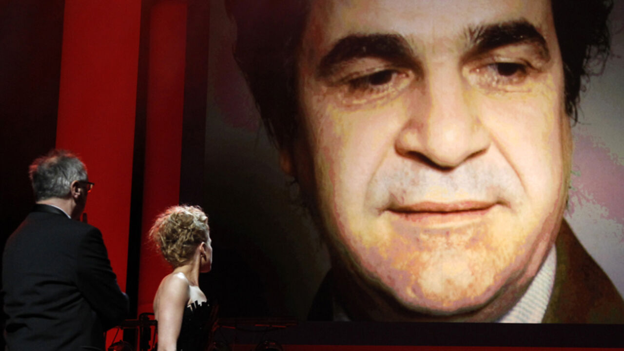 Actress Engelke and Berlinale festival director Kosslick look at the picture of Iranian director Jafar Panahi during the opening gala of the 61st Berlinale International Film Festival in Berlin Actress Anke Engelke (R) and Berlinale festival director Dieter Kosslick look at the picture of Iranian director Jafar Panahi during the opening gala of the 61st Berlinale International Film Festival in Berlin February 10, 2011. The Berlinale International Film Festival runs from February 10 to 20, 2011. REUTERS/Tobias Schwarz (GERMANY - Tags: ENTERTAINMENT) - RTXXPE1