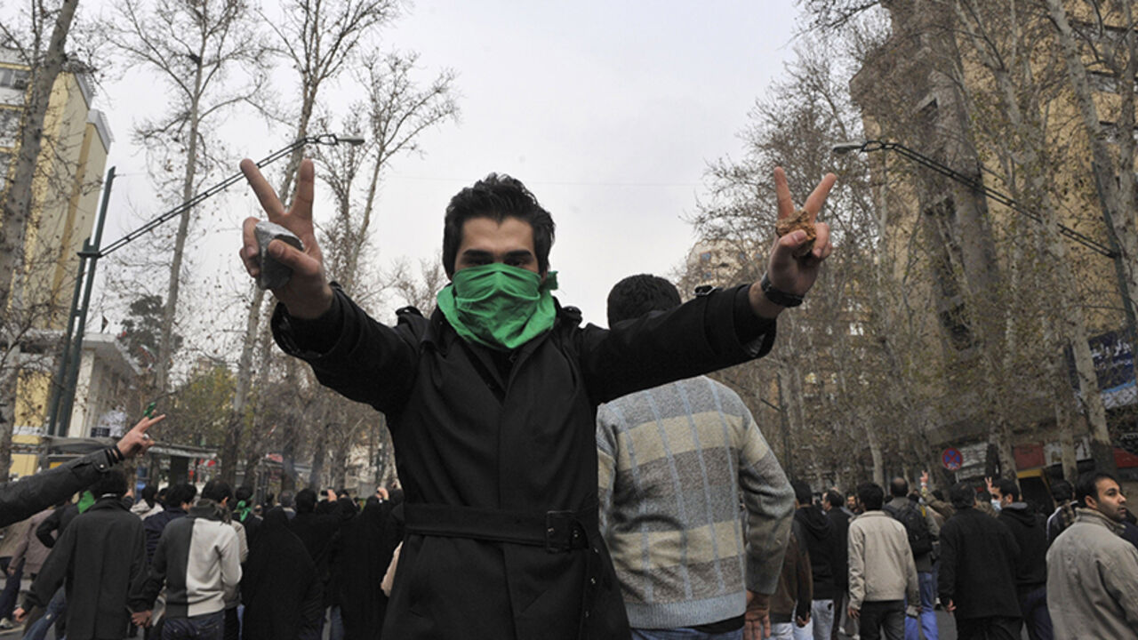 IRAN-POLICE/DENIAL EDITORS' NOTE: Reuters and other foreign media are subject to Iranian restrictions on their ability to film or take pictures in Tehran.
An Iranian protestor with his face covered with a green mask flashes the victory sign as he holds stones in his hands during clashes in central Tehran December 27, 2009. A senior Iranian police official denied a report on an opposition website that four pro-reform protesters were killed during clashes in Tehran on Sunday, the Students News Agency ISNA reported. REUTERS/Str