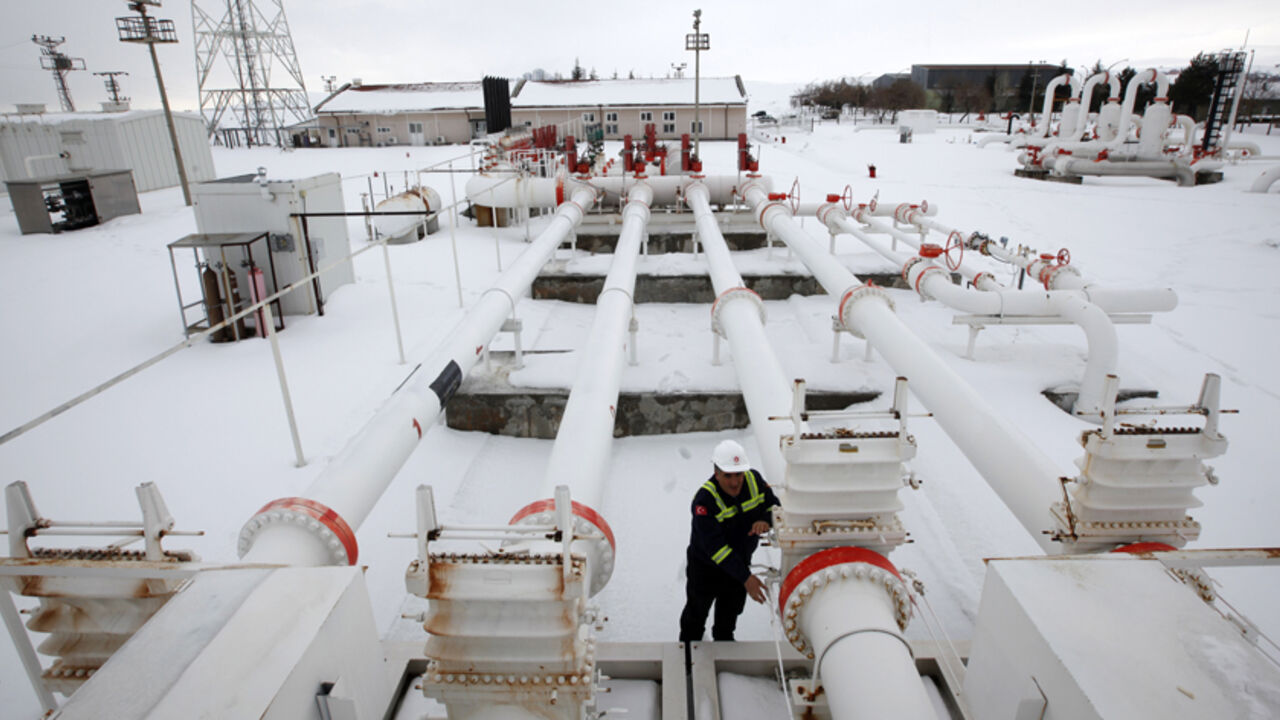 A worker checks the valve gears in a natural gas control centre of Turkey's Petroleum and Pipeline Corporation A worker checks the valve gears in a natural gas control centre of Turkey's Petroleum and Pipeline Corporation, 35 km (22 miles) west of Ankara, February 14, 2012. REUTERS/Umit Bektas (TURKEY - Tags: BUSINESS ENERGY) - RTR2XU2U