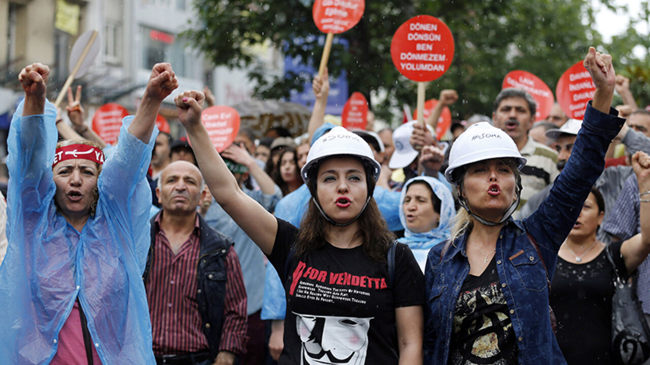 TURKEY-PROTESTS/ Alevi demonstrators shout anti-goverment slogans during a protest against the latest violence in Okmeydani, a working-class district in the center of the city, in Istanbul May 25, 2014. Two people died last week after clashes between Turkish police and protesters in Okmeydani, a working-class district of Istanbul, stirring fears of further unrest as the anniversary of last year's anti-government demonstrations approaches. Okmeydani is home to a community of Alevis, a religious minority in mainly Sunni Musli