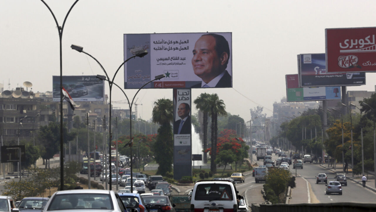 EGYPT-ELECTION A huge electoral banner for presidential candidate and former army chief Abdel Fattah al-Sisi is seen among traffic during the third day of voting in the Egyptian presidential election in Cairo, May 28, 2014. Egyptians were initially slow to vote on a hastily added third day of a presidential election on Wednesday after lower-than-expected turnout threatened to damage the credibility of the man widely forecast to win, former army chief Abdel Fattah al-Sisi. REUTERS/Asmaa Waguih (EGYPT - Tags: POLITICS ELECT