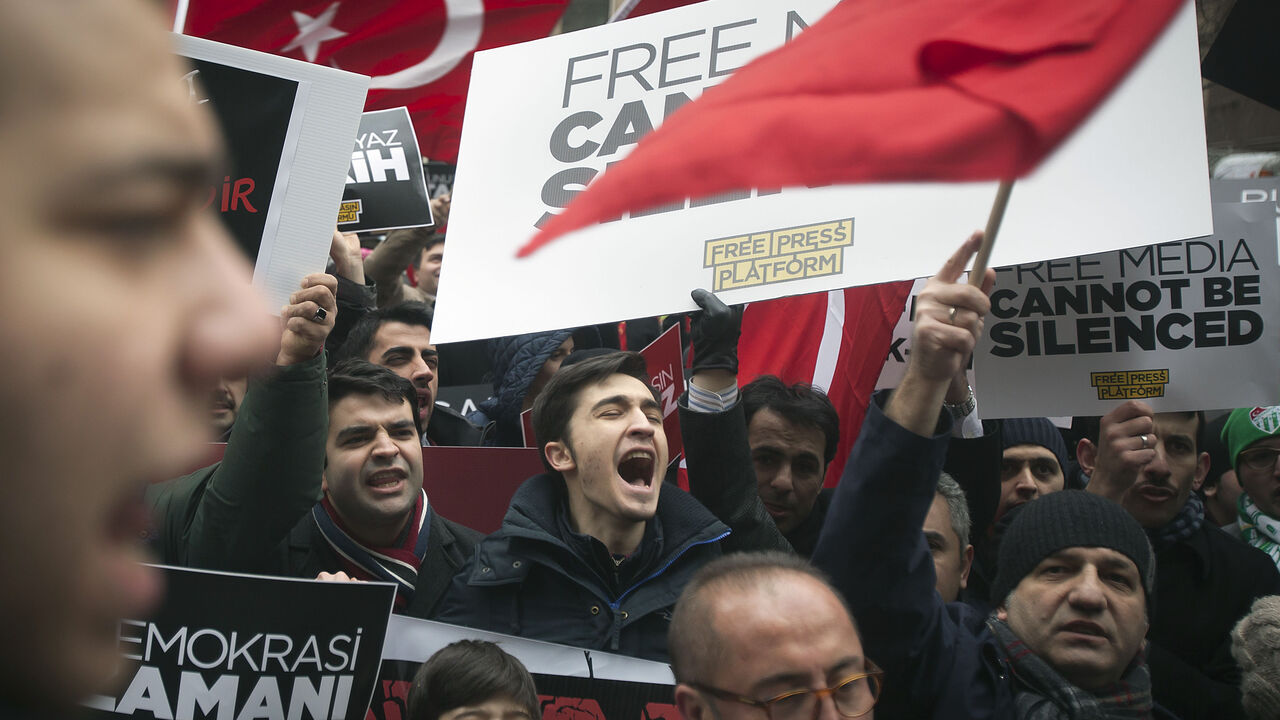 TURKEY-ARREST/GULEN People take part in a protest against the Turkish Government for issuing an arrest warrant for U.S.-based Muslim cleric Fethullah Gulen in the Manhattan borough of New York, December 20, 2014. A Turkish court issued an arrest warrant on Friday for the U.S.-based cleric whose followers are accused by President Tayyip Erdogan of leading a terrorist plot to seize power, according to media. REUTERS/Carlo Allegri (UNITED STATES - Tags: CIVIL UNREST POLITICS) - RTR4ISVE