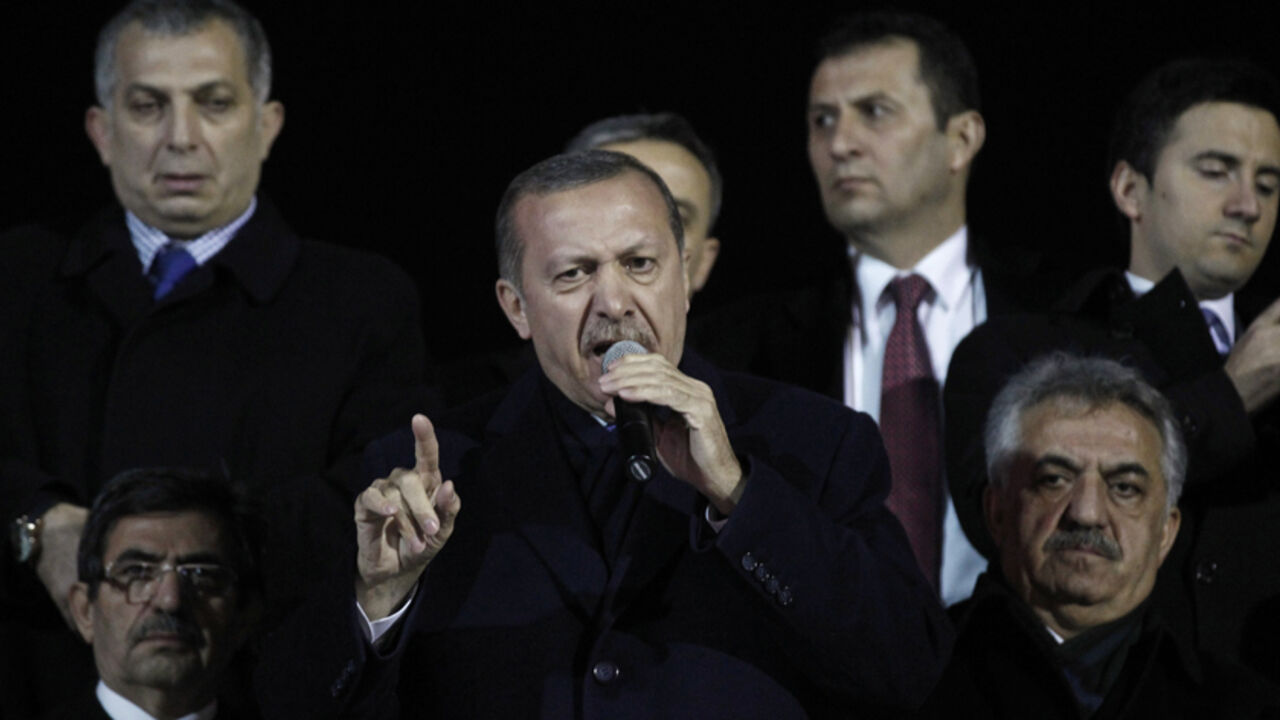 TURKEY-CORRUPTION/ Turkey's Prime Minister Tayyip Erdogan (C) addresses his supporters upon his arrival to Ataturk Airport in Istanbul December 27, 2013. A Turkish court blocked a government attempt to force police to disclose investigations to their superiors, officials said on Friday, in a setback for Erdogan's attempts to manage fallout from a high-level corruption scandal. REUTERS/Osman Orsal (TURKEY - Tags: POLITICS CRIME LAW CIVIL UNREST) - RTX16V6A