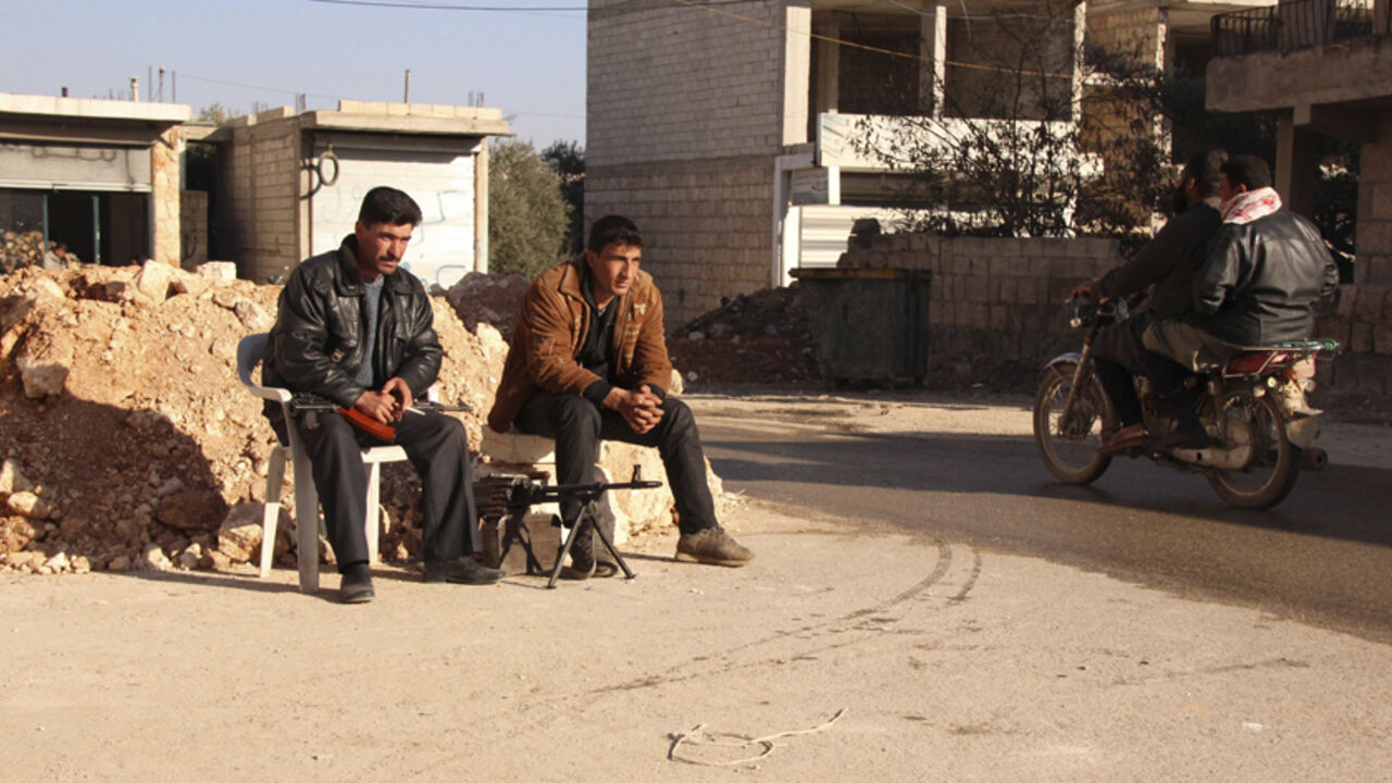 Free Syrian Army fighters man a checkpoint to prevent kidnapping, activists said, in Kafranbel, Idlib province February 7, 2014. Picture taken February 7, 2014. REUTERS/Fadi Mashan (SYRIA - Tags: POLITICS CIVIL UNREST CONFLICT) - RTX18FIK