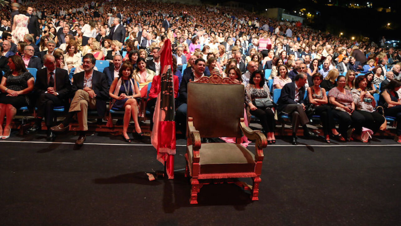 LEBANON/ An empty chair representing the Lebanese president is pictured at the opening of the Beiteddine International Festival in Beiteddine, Mount Lebanon, June 26, 2014. The annual entertainment festival takes place in the Ottoman Ruins of the Beiteddine Palace. Lebanese parliamentarians have not elected a new president since former President Michel Suleiman's term ended. REUTERS/Sharif Karim (LEBANON - Tags: POLITICS ENTERTAINMENT) - RTR3VYUF