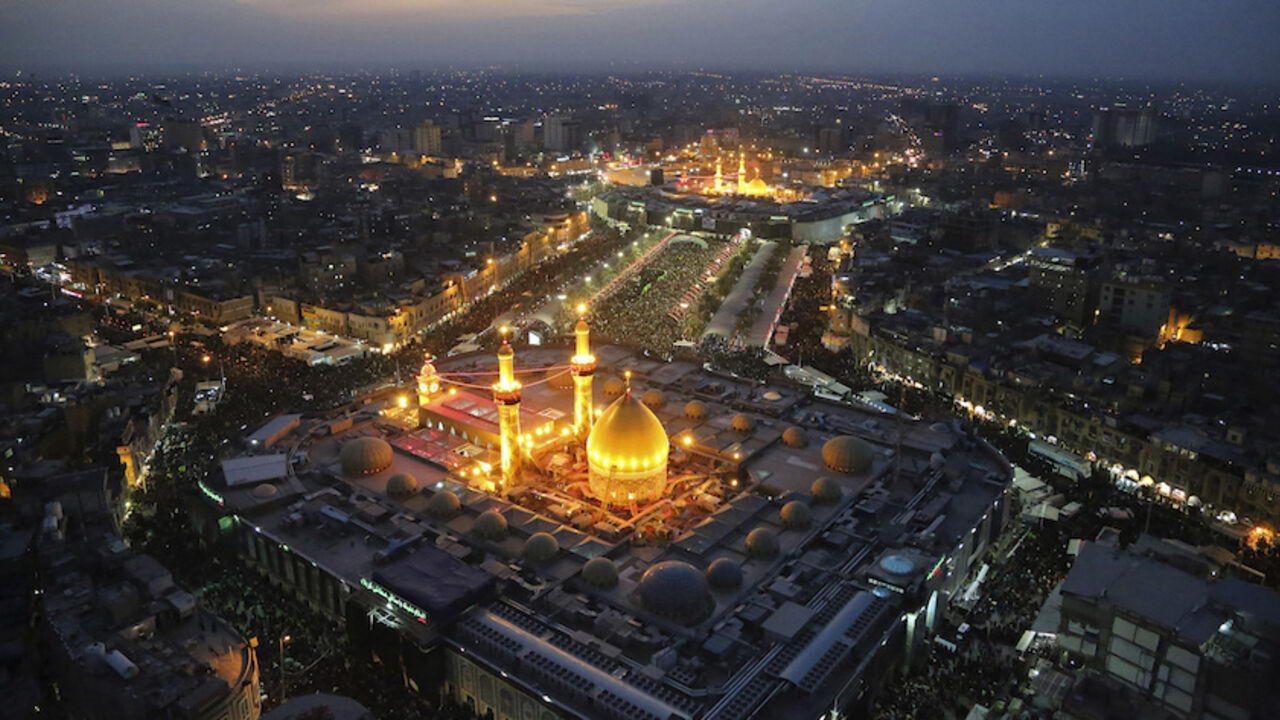 MIDEAST-CRISIS/IRAQ PILGRIMS An aerial view shows the Shrines of Imam al-Abbas and Imam al-Hussein during the commemoration of Arbain in Kerbala, southwest of Baghdad December 13, 2014. Iraqi officials say millions of Shi'ite pilgrims from across Iraq and neighbouring countries are expected in Kerbala for Saturday's Arbain ritual, which marks the last of 40 days of mourning for the death of Imam Hussein that happened around 1,300 years ago. REUTERS/Abdul-Zahra (IRAQ - Tags: CITYSCAPE SOCIETY RELIGION TPX IMAGES OF THE DAY) - RTR4HVZY