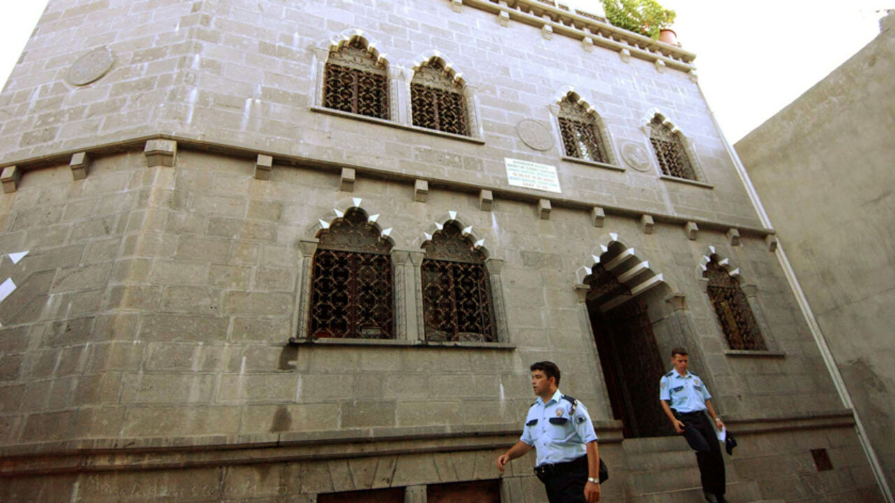 TURKEY CHURCH Turkish police officers stand outside a basalt-stone Diyarbakir Evangelical Church in Diyarbakir July 19, 2004. A Turkish man described as mentally ill set fire to part of a Christian church in southeastern Turkey on Monday before authorities were able to subdue him, officials said. A 27-year-old shouting anti-American slogans broke into the Diyarbakir Evangelical Church and barricaded himself in the building's library and kitchen before vandalising property and lighting a fire. No one was hurt in the blaze