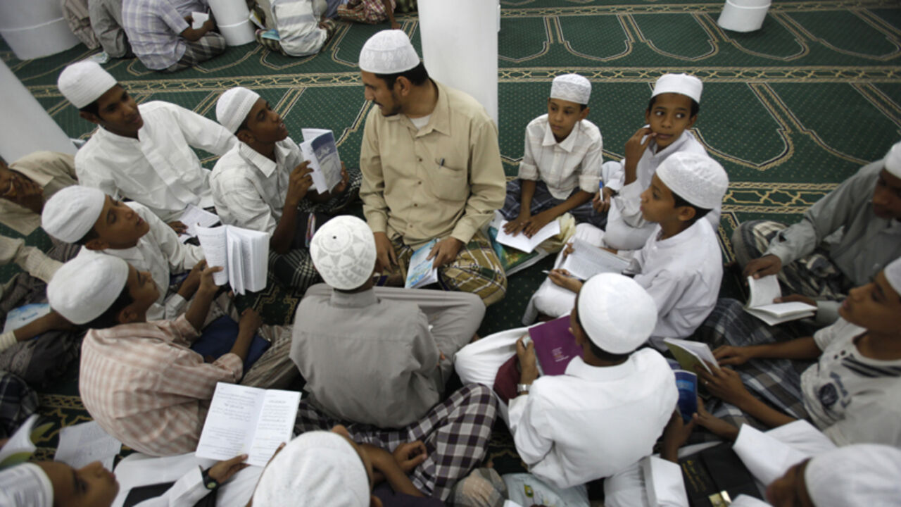 YEMEN-RELIGION/ Students attend a traditional Sufi "halaqa" (study group) at the Ribat Tarim religious school in the historical city of Tarim in southeastern Yemen February 23, 2010. Tarim has long been a teaching centre for Sufism, a mystical strand in Islam, but all Islamic schools have come under scrutiny since al Qaeda in Yemen said it was behind a failed attack on a U.S.-bound jet on Dec. 25. Picture taken on February 23, 2010. To match feature YEMEN-RELIGION/ REUTERS/Khaled Abdullah (YEMEN - Tags: RELIGION EDUCAT
