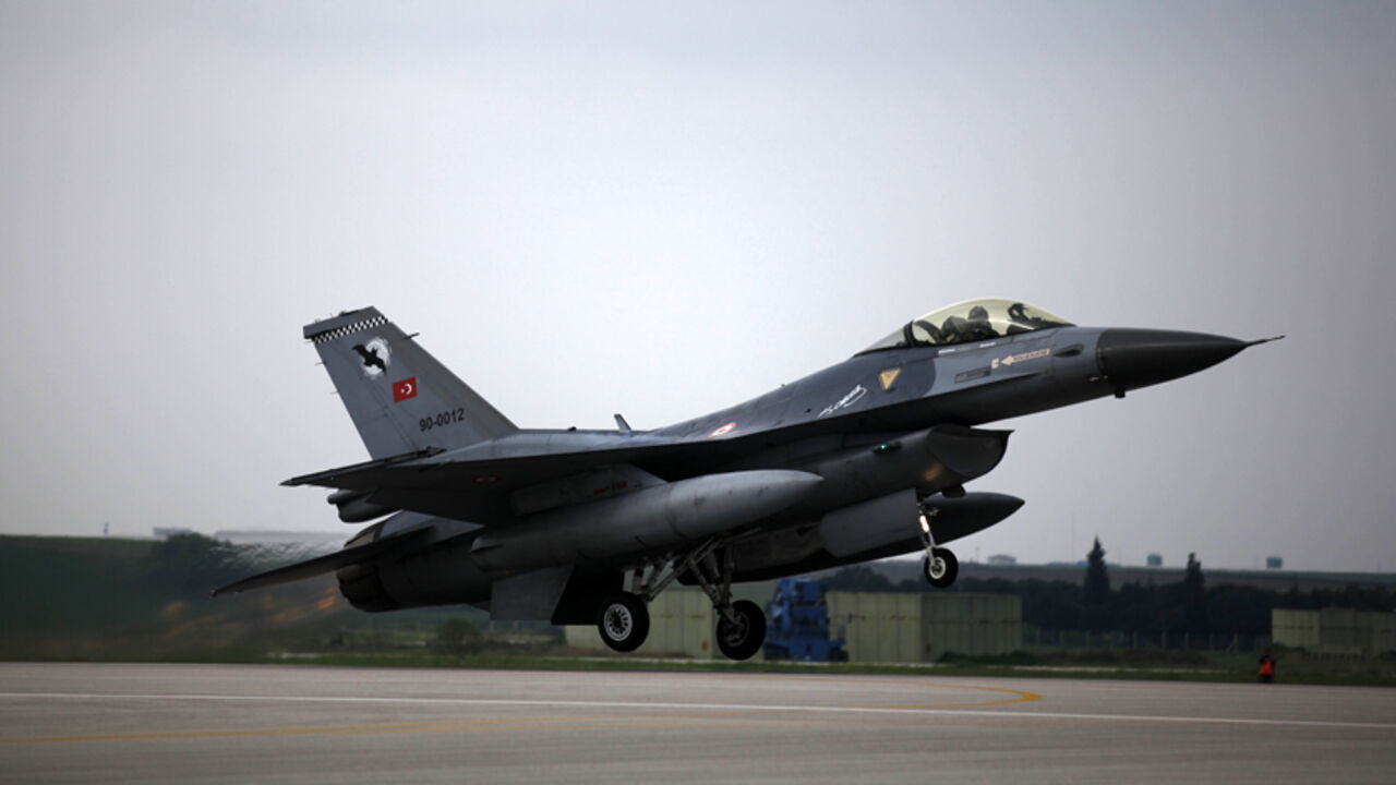 TURKEY/ A Turkish Air Force F16 jet fighter takes off from an air base during a military exercise in Bandirma, Balikesir province April 9, 2010. REUTERS/Umit Bektas (TURKEY - Tags: MILITARY) - RTR2CLMR