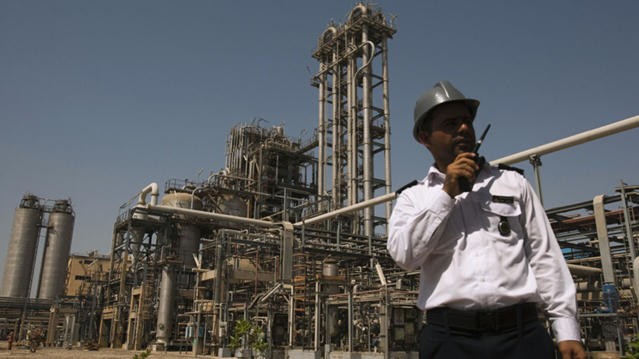IRAN/ A security personnel stands in front of the Mahshahr petrochemical plant in Khuzestan province,1032 km (641 miles) southwest of Tehran, September 28, 2011. REUTERS/Raheb Homavandi (IRAN - Tags: BUSINESS ENERGY INDUSTRIAL) - RTR2RYWC