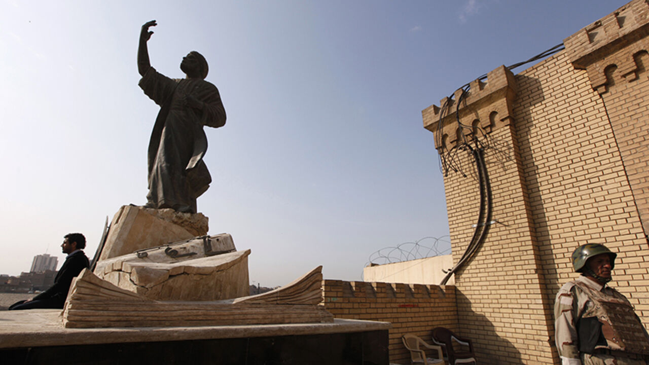 IRAQ/ An Iraqi soldier stands guard below the Statue of Mutanabbi, a 10th century poet and one of the towering figures of Arabic literature, on the banks of the Tigris River in Baghdad December 16, 2011. REUTERS/Thaier al-Sudani (IRAQ - Tags: SOCIETY MILITARY) - RTR2VBFQ