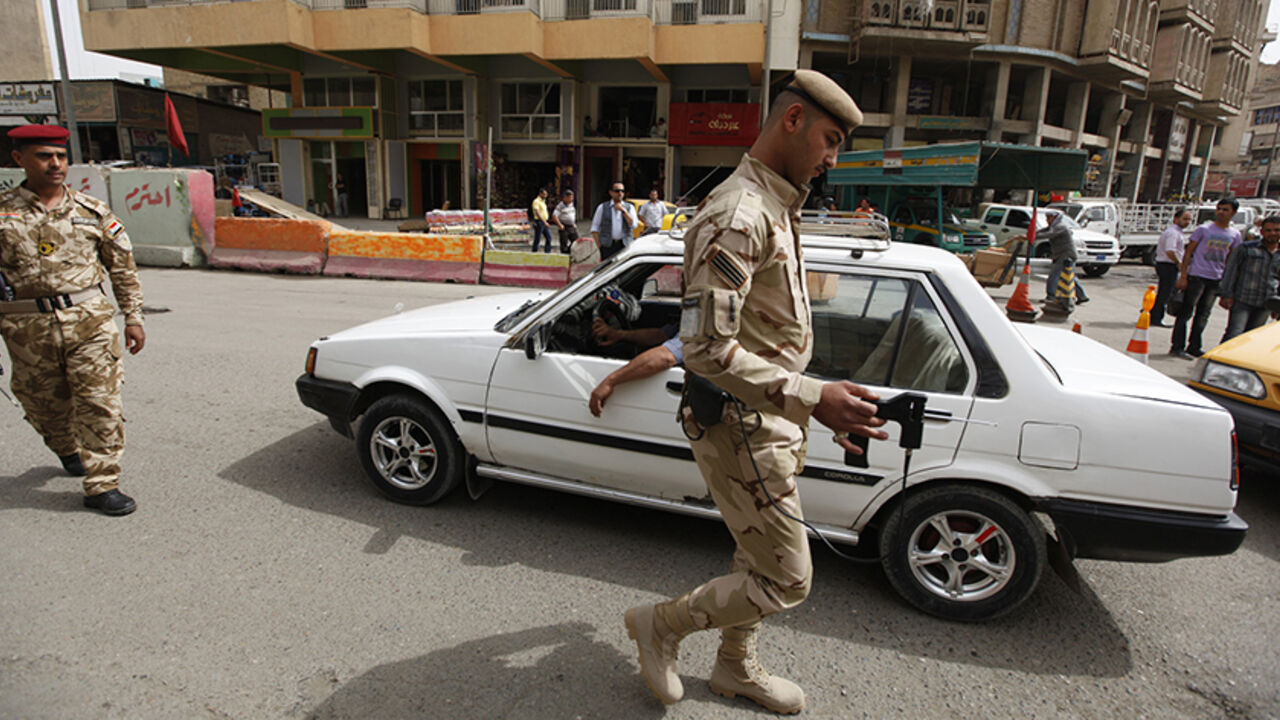 IRAQ/ An Iraqi soldier scans a car with a bomb detector a checkpoint at Shurja market in central Baghdad, April 28, 2012. REUTERS/Thaier al-Sudani (IRAQ - Tags : - Tags: CONFLICT MILITARY) - RTR31CIN
