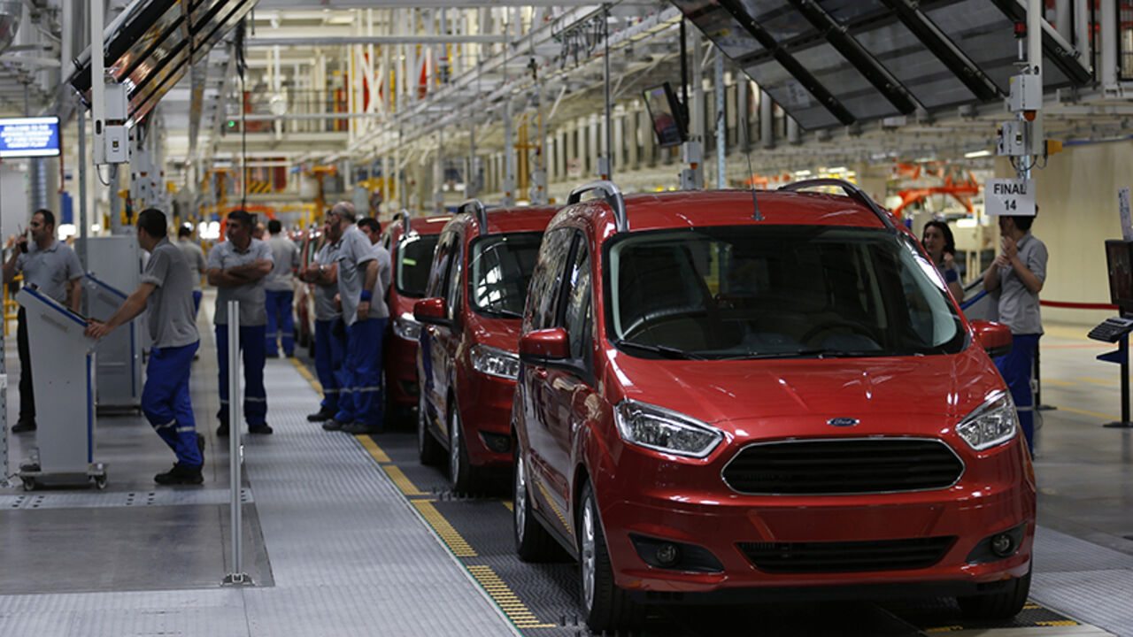 TURKEY/ Ford Tourneo Courier light commercial vehicles are seen at the Ford Otosan Yenikoy car plant in Kocaeli May 22, 2014. REUTERS/Murad Sezer (TURKEY - Tags: TRANSPORT BUSINESS) - RTR3QFUD
