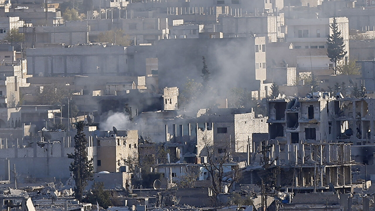 MIDEAST-CRISIS/ A view shows smoke raising from an eastern Kobani neighbourhood, damaged by fighting between Islamic State militants and Kurdish forces, November 18, 2014. Picture taken from the Turkish side of the Turkey-Syria border. REUTERS/Osman Orsal (SYRIA - Tags: CONFLICT CIVIL UNREST) - RTR4ELGD