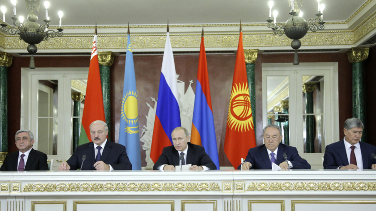 RUSSIA-POLITICS/ Armenia's President Serzh Sargsyan (L-R), Belarus President Alexander Lukashenko, Russia's President Vladimir Putin, Kazakhstan's President Nursultan Nazarbayev and Kyrgyzstan's President Almazbek Atambayev attend a news conference after a meeting of the Eurasian Economic Union at the Kremlin in Moscow, December 23, 2014. REUTERS/Maxim Shipenkov (RUSSIA - Tags: BUSINESS POLITICS) - RTR4J3ML