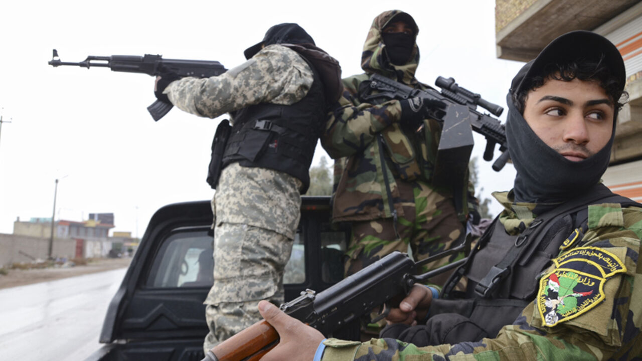 MIDEAST-CRISIS/IRAQ Shi'ite fighters take part during an intensive security deployment against Islamic State militants in Balad, north of Baghdad December 22, 2014. Picture taken December 22, 2014. REUTERS/Stringer (IRAQ - Tags: CIVIL UNREST MILITARY CONFLICT) - RTR4J3PC