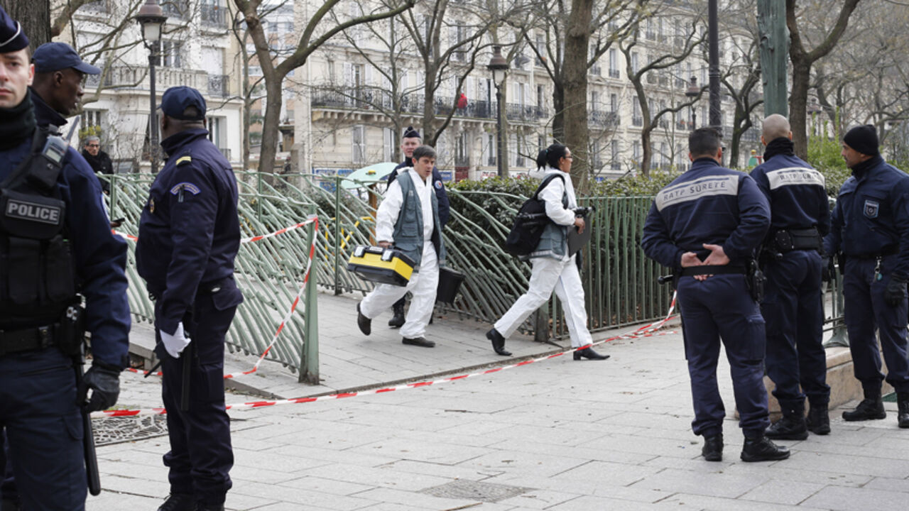 FRANCE-SHOOTING/ Policemen work at the scene after a shooting at the Paris offices of Charlie Hebdo January 7, 2015. Hooded gunmen stormed the Paris offices of the weekly satirical magazine known for lampooning radical Islam, killing at least 12 people, including two police officers in the worst militant attack on French soil in recent decades. REUTERS/Youssef Boudlal (FRANCE - Tags: CRIME LAW) - RTR4KFA9