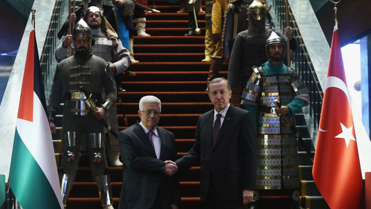 TURKEY-PALESTINE/ Turkey's President Tayyip Erdogan (R) shakes hands with Palestinian President Mahmoud Abbas during a welcoming ceremony at the Presidential Palace in Ankara January 12, 2015. REUTERS/Adem Altan/Pool (TURKEY - Tags: POLITICS) - RTR4L43Z