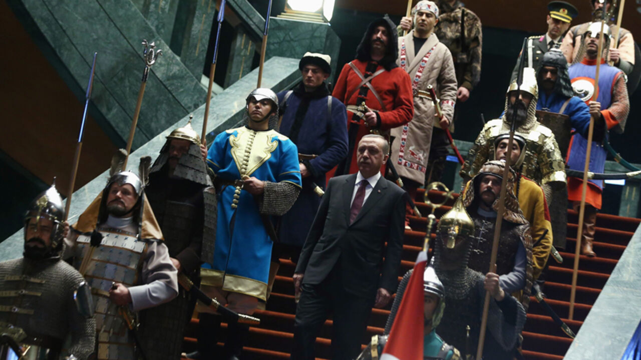 TURKEY-PALESTINE/ Turkey's President Tayyip Erdogan walks down the stairs in between soldiers, wearing traditional army uniforms from the Ottoman Empire, as he arrives for a welcoming ceremony for Palestinian President Mahmoud Abbas (not pictured) at the Presidential Palace in Ankara January 12, 2015. REUTERS/Adem Altan/Pool (TURKEY - Tags: POLITICS) - RTR4L487