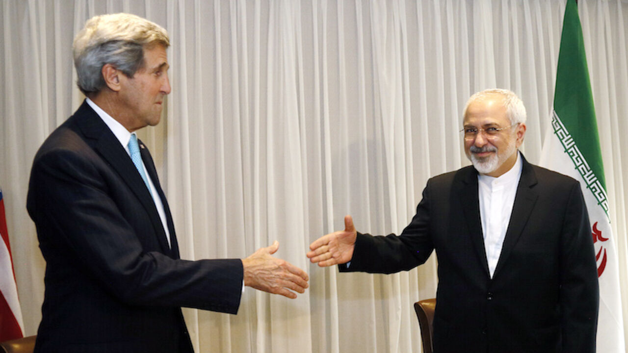 IRAN-NUCLEAR/ZARIF U.S. Secretary of State John Kerry shakes hands with Iranian Foreign Minister Mohammad Javad Zarif before a meeting in Geneva January 14, 2015. Zarif said on Wednesday that his meeting with Kerry was important to see if progress could be made in narrowing differences on his country's disputed nuclear program. REUTERS/Rick Wilking (SWITZERLAND - Tags: POLITICS) - RTR4LDZW