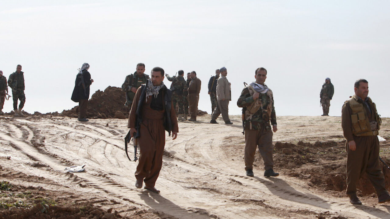 MIDEAST-CRISIS/IRAQ-MOSUL Kurdish Peshmerga fighters are seen during the battle with Islamic State militants on the outskirts of Mosul January 21, 2015. Kurdish forces in northern Iraq said on Wednesday they had cleared Islamic State insurgents from nearly 500 square kilometres of territory and broken a key IS supply line between the city of Mosul and strongholds to the west near Syria. REUTERS/Azad Lashkari (IRAQ - Tags - Tags: CIVIL UNREST CONFLICT MILITARY POLITICS) - RTR4MDE9