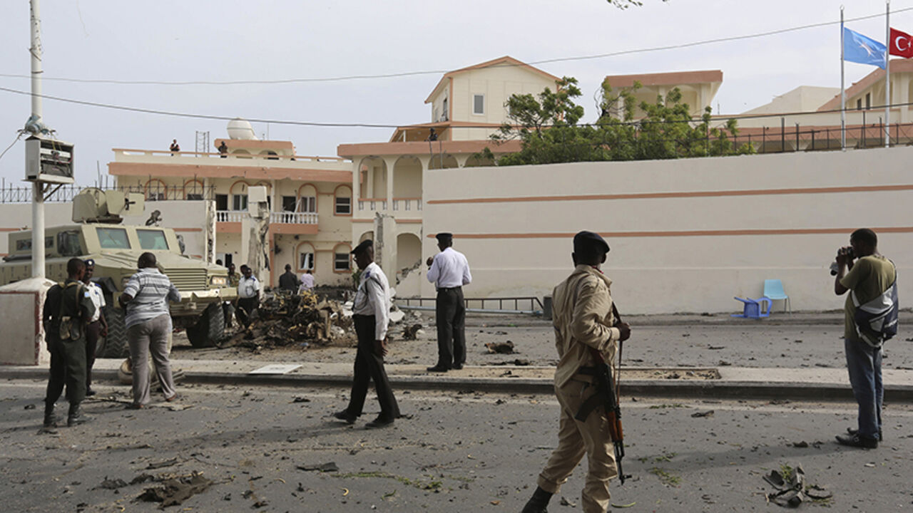 SOMALIA-BLAST/TURKEY Somali government soldiers and African Union Mission in Somalia (AMISOM) peacekeepers secure the scene of a suicide car explosion in front of the SYL hotel in the capital Mogadishu January 22, 2015. The Somali Islamist group al Shabaab claimed responsibility for a bomb attack at the gate of the hotel where Turkish delegates were meeting on Thursday, a day ahead of a visit by their president, Tayyip Erdogan, to the Somali capital. REUTERS/Feisal Omar (SOMALIA - Tags: CIVIL UNREST POLITICS CRIME LAW MILITARY)