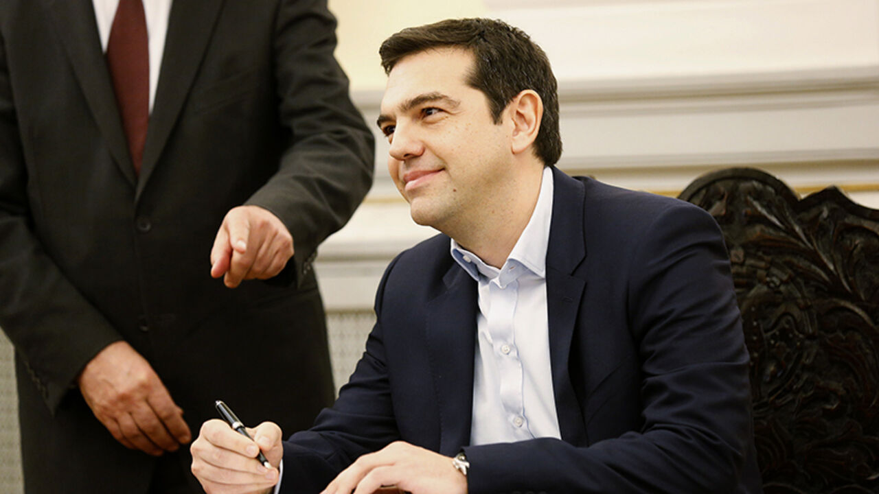 GREECE-ELECTION/ Alexis Tsipras, Syriza party leader and winner of the Greek parliamentary elections, signs papers appointing him as Greece's first leftist prime minister after his swearing-in ceremony at the presidential palace in Athens January 26, 2015. REUTERS/Yannis Behrakis (GREECE - Tags: POLITICS ELECTIONS) - RTR4MZDP