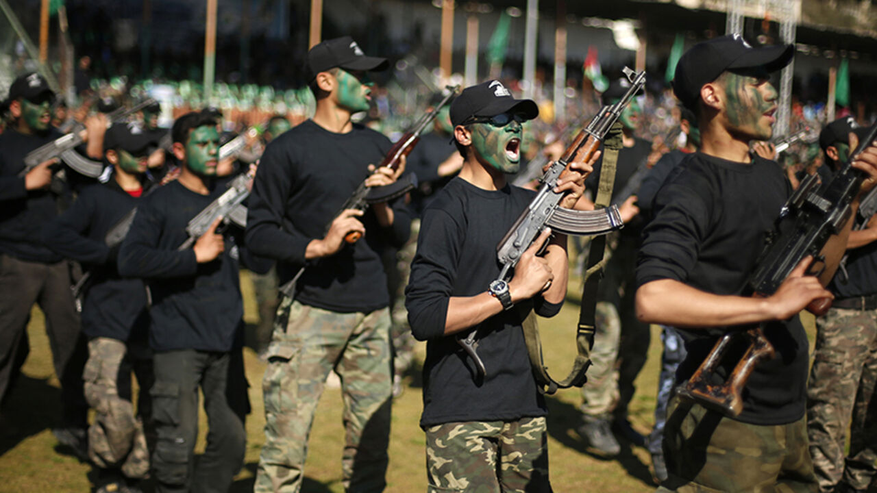 ISRAEL-PALESTINIANS/ Palestinian youths hold weapons during a military-style graduation ceremony after being trained at one of the Hamas-run Liberation Camps, in Gaza City January 29, 2015. Hamas's armed wing organized "Liberation Youths Camps" for young Palestinians aged between 15 and 21 to prepare them to "confront any possible Israeli attack", Hamas officials said. According to organizers, some 17,000 youths graduated from these camps. REUTERS/Suhaib Salem (GAZA - Tags: MILITARY POLITICS) - RTR4NFQZ