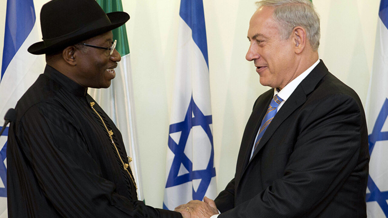 ISRAEL-NIGERIA/ Israel's Prime Minister Benjamin Netanyahu (R) shakes hands with Nigeria's President Goodluck Jonathan during their meeting at the prime minister's office in Jerusalem October 28, 2013. REUTERS/Abir Sultan/Pool (JERUSALEM - Tags: POLITICS) - RTX14RVU