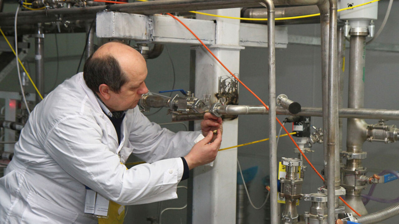 Nic6287414 An unidentified International Atomic Energy Agency (IAEA) inspector disconnects the connections between the twin cascades for 20 percent uranium production at nuclear power plant of Natanz, some 300 kilometres south of Tehran on January, 20, 2014 as Iran halted production of 20 percent enriched uranium, marking the coming into force of an interim deal with world powers on its disputed nuclear programme. AFP PHOTO/IRNA/KAZEM GHANE (Photo credit should read KAZEM GHANE/AFP/Getty Images)
