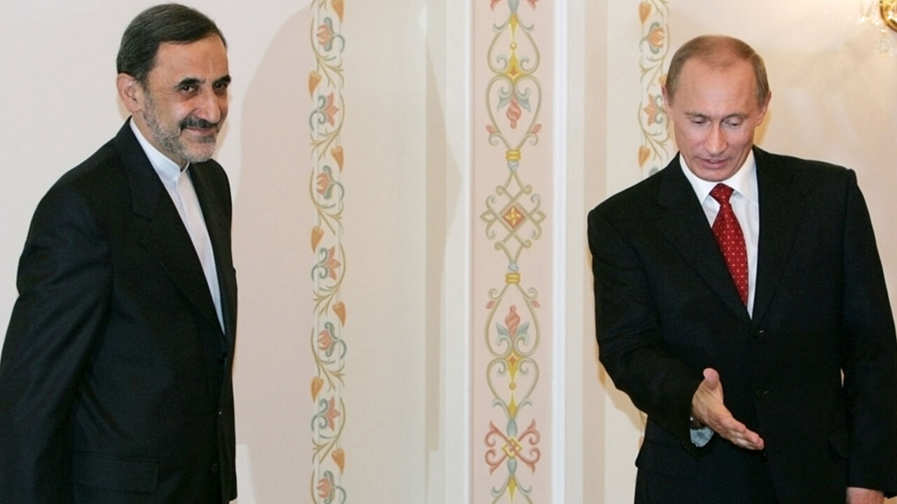 RUSSIA-IRAN/ Russian President Vladimir Putin (R) welcomes Ali Akbar Velayati, former Iranian Foreign Minister, special foreign affairs envoy and a representative of Iranian Supreme Leader Ayatollah Ali Khamenei at the presidential residence in Novo-Ogaryovo outside Moscow, February 8, 2007. REUTERS/Denis Sinyakov/Pool (RUSSIA) - RTR1M4ZB